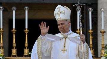 Meglepő szettben mutatkozott a szentatya – új divattrend indulhat a Vatikánból?