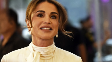 Ránija felvette a világ legszebb piros ruháját: egyszerűen tökéletes volt benne, igazi dívaként tündökölt