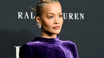 Rita Ora köldökig kivágott ruhája miatt megállt a levegő: ilyen bevállalós szerelést kevesen mernek felvenni Rita Ora köldökig kivágott ruhája miatt megállt a levegő: ilyen bevállalós szerelést kevesen mernek felvenni