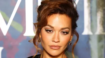 Rita Ora valóságos Barbie babaként ragyogott: rózsaszín szettjében mindenkit megbabonázott