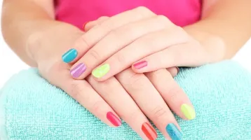 Manikűr-suli otthon: igy marad napokig hibátlan a körömlakkod Manikűr-suli otthon: igy marad napokig hibátlan a körömlakkod