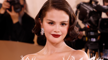 Selena Gomez feszes, mélyen dekoltált ruhában mutatta meg hibátlan alakját: az énekesnő dögösebb, mint valaha