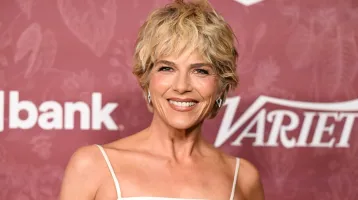 Selma Blair irgalmatlan botrányt okozott a repülőn: megharapott egy légiutas-kísérőt, és még a levegőben ki akarta feszíteni a gép ajtaját 