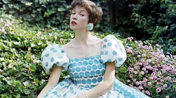 92 évesen így néz ki ma Shirley MacLaine, a filmvilág utánozhatatlan dívája: fiatalon maga volt a megtestesült báj és kellem