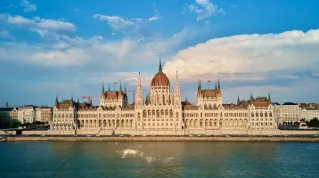 Világsztár pózolt a magyar Parlament előtt, külföldön is csodálták a képet Világsztár pózolt a magyar Parlament előtt, külföldön is csodálták a képet