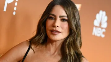 Sofía Vergara csipkés „hálóing” ruhában lépett utcára: senki sem tudta levenni róla a szemét