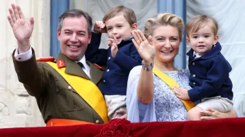 Elbűvölően szép nő Luxemburg nagyhercegnéje: Stefánia leveszi a lábáról a fél világot