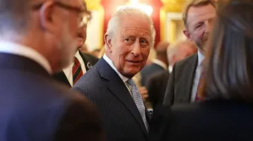„Megvárta, hogy meghaljon az anyja” – Súlyos vádak Károly király ellen