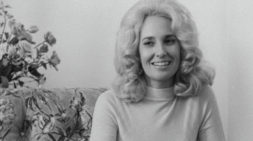 Összeroppant a lelki fájdalomtól a csodálatos énekesnő: csupán 55 éves volt, mikor halálos gyógyszeradagot vett be Összeroppant a lelki fájdalomtól a csodálatos énekesnő: csupán 55 éves volt, mikor halálos gyógyszeradagot vett be