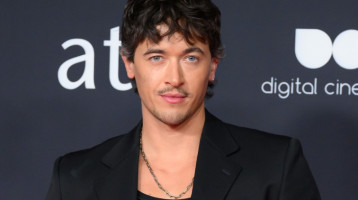 Ezért a 30 éves, szívdöglesztő Netflix-sztárért rajong most mindenki: Tom igazi sármőr, akiért megvesznek a nők