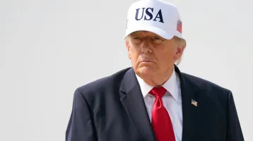 Többen is megijedtek a Donald Trump íróasztalán lévő tárgytól: egészen váratlan dolog történik, amikor az elnök hozzányúl Többen is megijedtek a Donald Trump íróasztalán lévő tárgytól: egészen váratlan dolog történik, amikor az elnök hozzányúl