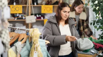 Elsírta magát a nő, amikor meglátta a luxuscsizma árát a turkálóban