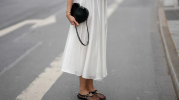 Ez a trend váltja a fehér midiszoknyát – így viseljük 2026-ban